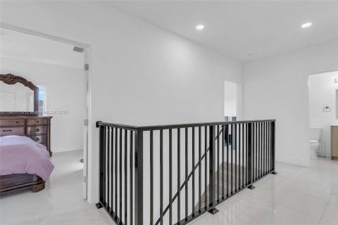 House in AURORA in Florida City, Florida 5 bedrooms, 176.7 sq.m. № 1953322 - photo 16