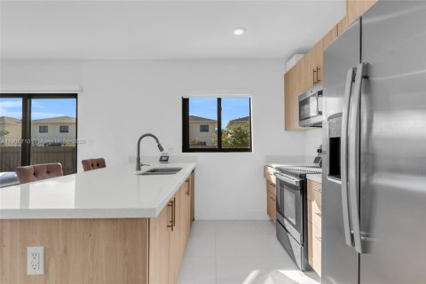 House in AURORA in Florida City, Florida 5 bedrooms, 176.7 sq.m. № 1953322 - photo 7