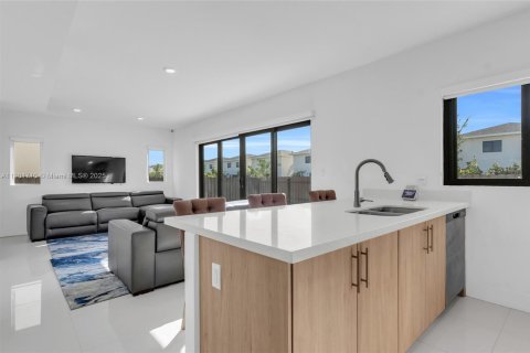 House in AURORA in Florida City, Florida 5 bedrooms, 176.7 sq.m. № 1953322 - photo 9