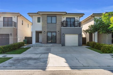 House in AURORA in Florida City, Florida 5 bedrooms, 176.7 sq.m. № 1953322 - photo 1