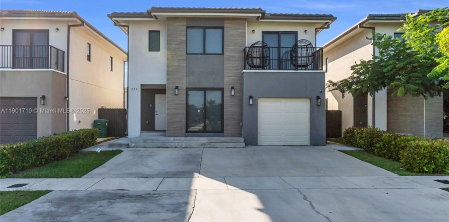 House in AURORA in Florida City, Florida 5 bedrooms, 176.7 sq.m. № 1953322