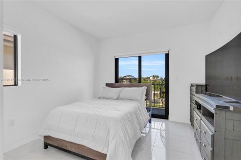House in AURORA in Florida City, Florida 5 bedrooms, 176.7 sq.m. № 1953322 - photo 13