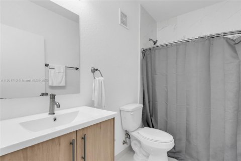 House in AURORA in Florida City, Florida 5 bedrooms, 176.7 sq.m. № 1953322 - photo 14