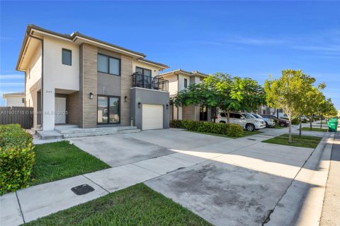 House in AURORA in Florida City, Florida 5 bedrooms, 176.7 sq.m. № 1953322 - photo 2