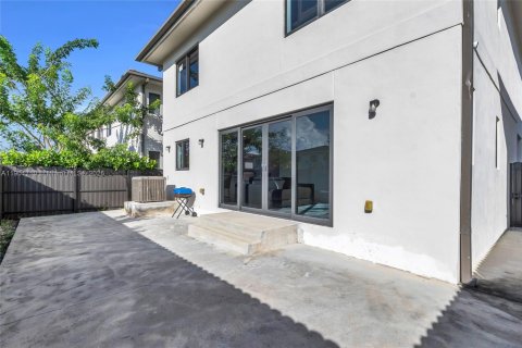 House in AURORA in Florida City, Florida 5 bedrooms, 176.7 sq.m. № 1953322 - photo 25
