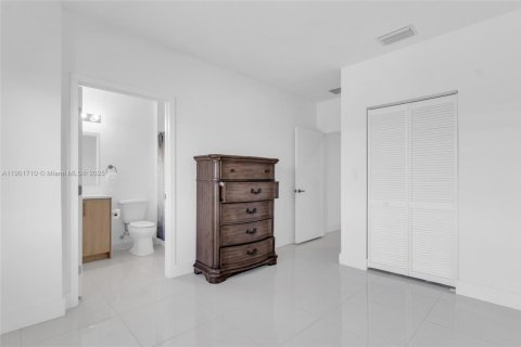 House in AURORA in Florida City, Florida 5 bedrooms, 176.7 sq.m. № 1953322 - photo 18