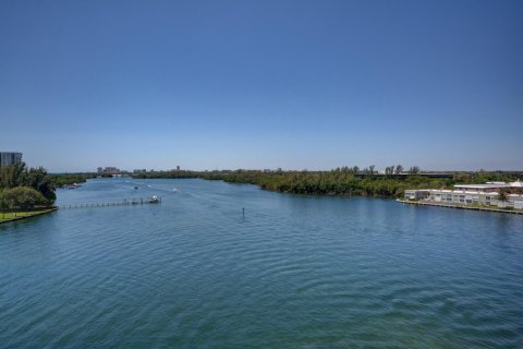 Townhouse in Boca Raton, Florida 3 bedrooms, 191.66 sq.m. № 1207941 - photo 1