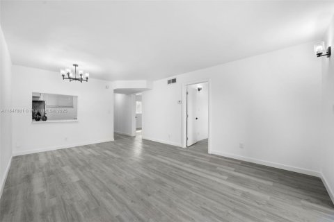 Condo in Lake Worth, Florida, 2 bedrooms  № 1849145 - photo 19