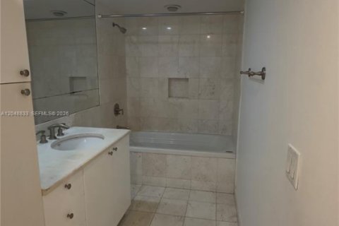 Condominio en alquiler en Miami, Florida, 1 dormitorio, 99.96 m2 № 2339939 - foto 8