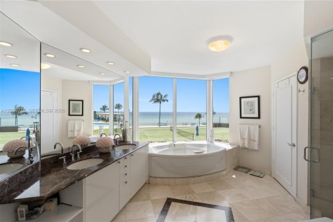 Copropriété à louer à Sunny Isles Beach, Floride: 3 chambres, 211.26 m2 № 2387859 - photo 17