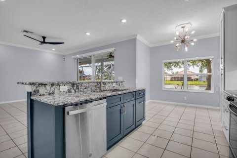 House in Stuart, Florida 4 bedrooms, 252.23 sq.m. № 2185174 - photo 8