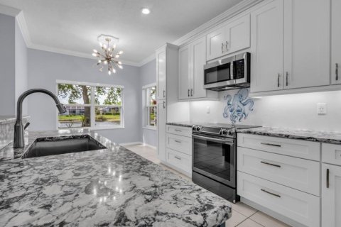 House in Stuart, Florida 4 bedrooms, 252.23 sq.m. № 2185174 - photo 9