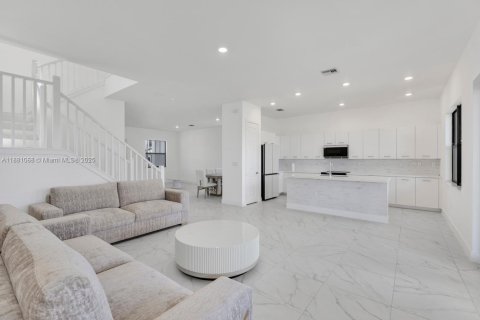 House in Miramar, Florida 4 bedrooms, 251.21 sq.m. № 1922394 - photo 13
