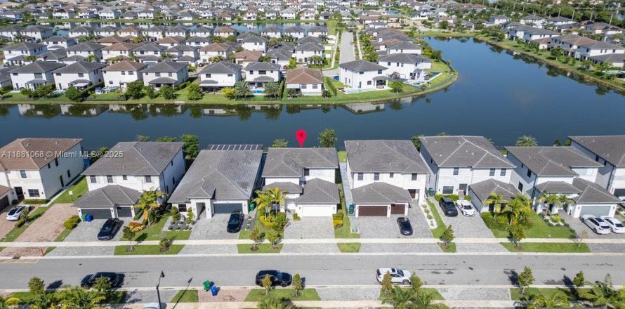 House in Miramar, Florida 4 bedrooms, 251.21 sq.m. № 1922394