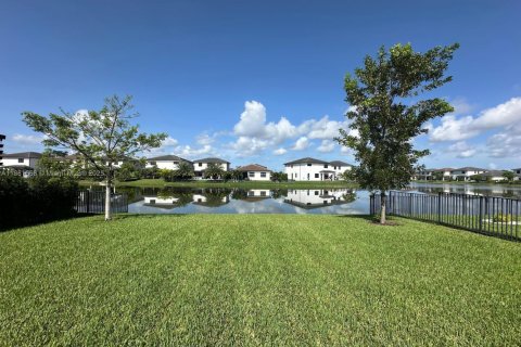 House in Miramar, Florida 4 bedrooms, 251.21 sq.m. № 1922394 - photo 7
