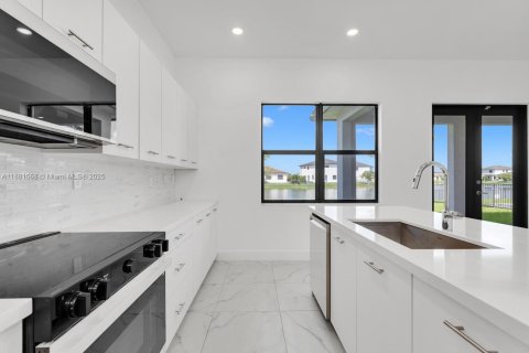 House in Miramar, Florida 4 bedrooms, 251.21 sq.m. № 1922394 - photo 12