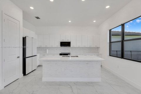 House in Miramar, Florida 4 bedrooms, 251.21 sq.m. № 1922394 - photo 24