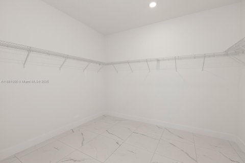 House in Miramar, Florida 4 bedrooms, 251.21 sq.m. № 1922394 - photo 10