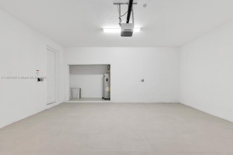 House in Miramar, Florida 4 bedrooms, 251.21 sq.m. № 1922394 - photo 17
