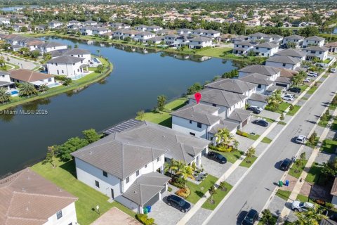 House in Miramar, Florida 4 bedrooms, 251.21 sq.m. № 1922394 - photo 3