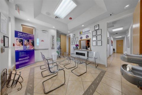Commercial property in Hialeah, Florida № 1985513 - photo 3
