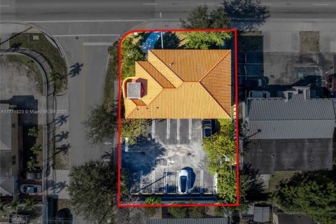 Commercial property in Hialeah, Florida № 1985513 - photo 1