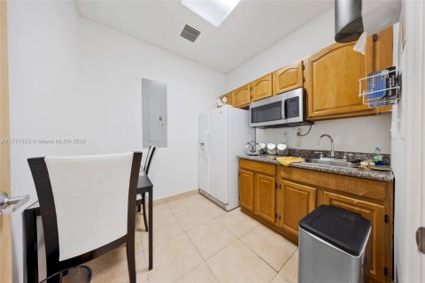 Commercial property in Hialeah, Florida № 1985513 - photo 4