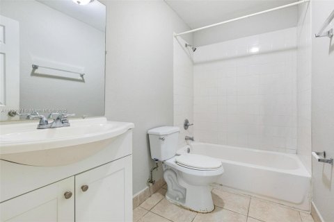 Villa ou maison à vendre à Hollywood, Floride: 3 chambres, 84.73 m2 № 2080257 - photo 13