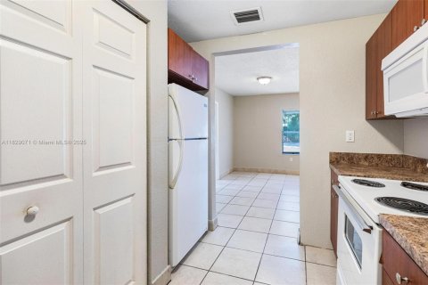 Villa ou maison à vendre à Hollywood, Floride: 3 chambres, 84.73 m2 № 2080257 - photo 3