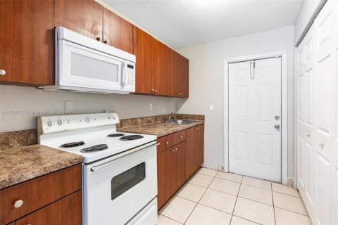 Villa ou maison à vendre à Hollywood, Floride: 3 chambres, 84.73 m2 № 2080257 - photo 2