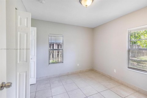 Villa ou maison à vendre à Hollywood, Floride: 3 chambres, 84.73 m2 № 2080257 - photo 20