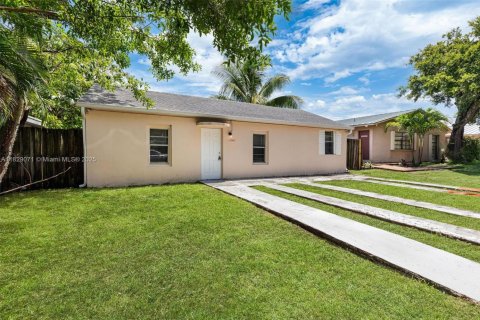 House in Hollywood, Florida 3 bedrooms, 84.73 sq.m. № 2080257