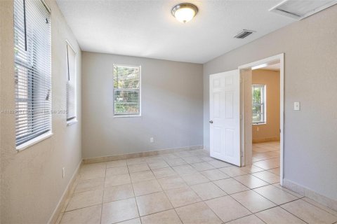 Villa ou maison à vendre à Hollywood, Floride: 3 chambres, 84.73 m2 № 2080257 - photo 11