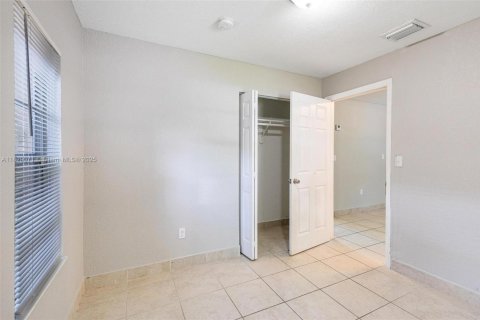 Villa ou maison à vendre à Hollywood, Floride: 3 chambres, 84.73 m2 № 2080257 - photo 17