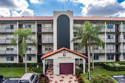 Condo in Pembroke Pines, Florida, 2 bedrooms № 2187159 - photo 4
