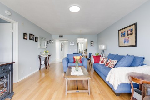 Condo in Pembroke Pines, Florida, 2 bedrooms № 2187159 - photo 19