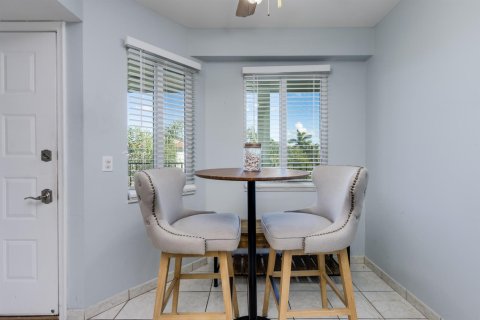Condo in Pembroke Pines, Florida, 2 bedrooms № 2187159 - photo 6
