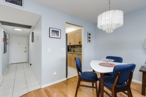 Condo in Pembroke Pines, Florida, 2 bedrooms № 2187159 - photo 10