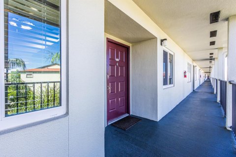 Condo in Pembroke Pines, Florida, 2 bedrooms № 2187159 - photo 5