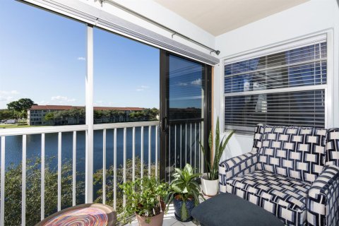 Condo in Pembroke Pines, Florida, 2 bedrooms № 2187159 - photo 17