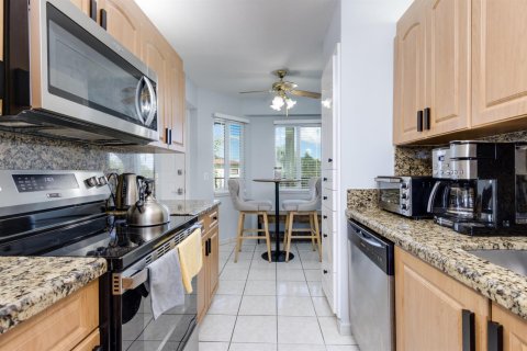 Condo in Pembroke Pines, Florida, 2 bedrooms № 2187159 - photo 9