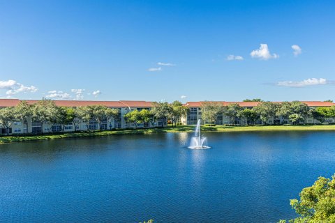 Condo in Pembroke Pines, Florida, 2 bedrooms № 2187159 - photo 2