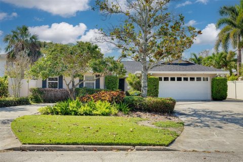 Villa ou maison à vendre à Saint Petersburg, Floride: 4 chambres, 241.36 m2 № 1735579 - photo 1