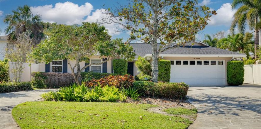 House in Saint Petersburg, Florida 4 bedrooms, 241.36 sq.m. № 1735579
