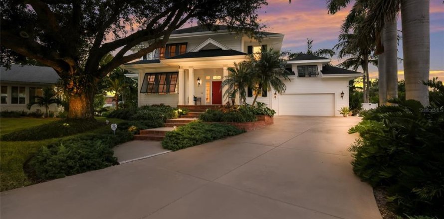 House in Bradenton, Florida 4 bedrooms, 328.6 sq.m. № 2424036