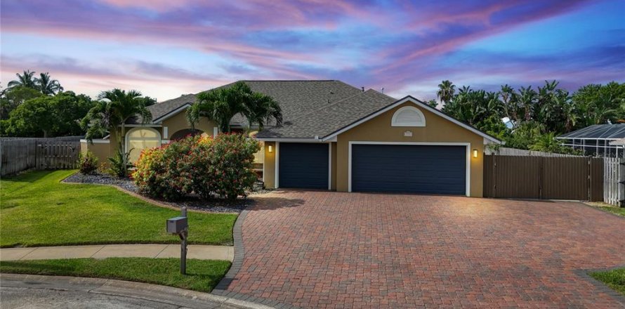 House in Indialantic, Florida 4 bedrooms, 228.82 sq.m. № 1879146