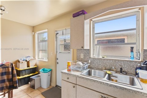 Propiedad comercial en venta en North Miami Beach, Florida, 164.9 m2 № 2055434 - foto 7