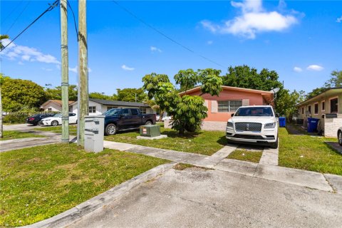 Propiedad comercial en venta en North Miami Beach, Florida, 164.9 m2 № 2055434 - foto 2