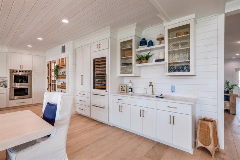 House in Saint Pete Beach, Florida 5 bedrooms, 431.16 sq.m. № 2098571 - photo 12
