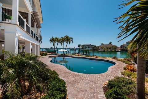 House in Saint Pete Beach, Florida 5 bedrooms, 431.16 sq.m. № 2098571 - photo 2